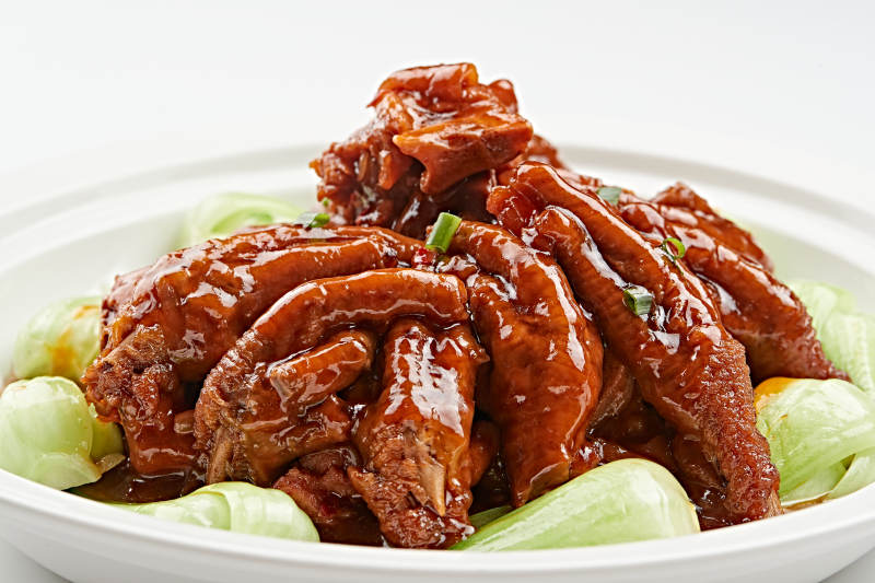 白色瓷盘装的的糟卤凤爪