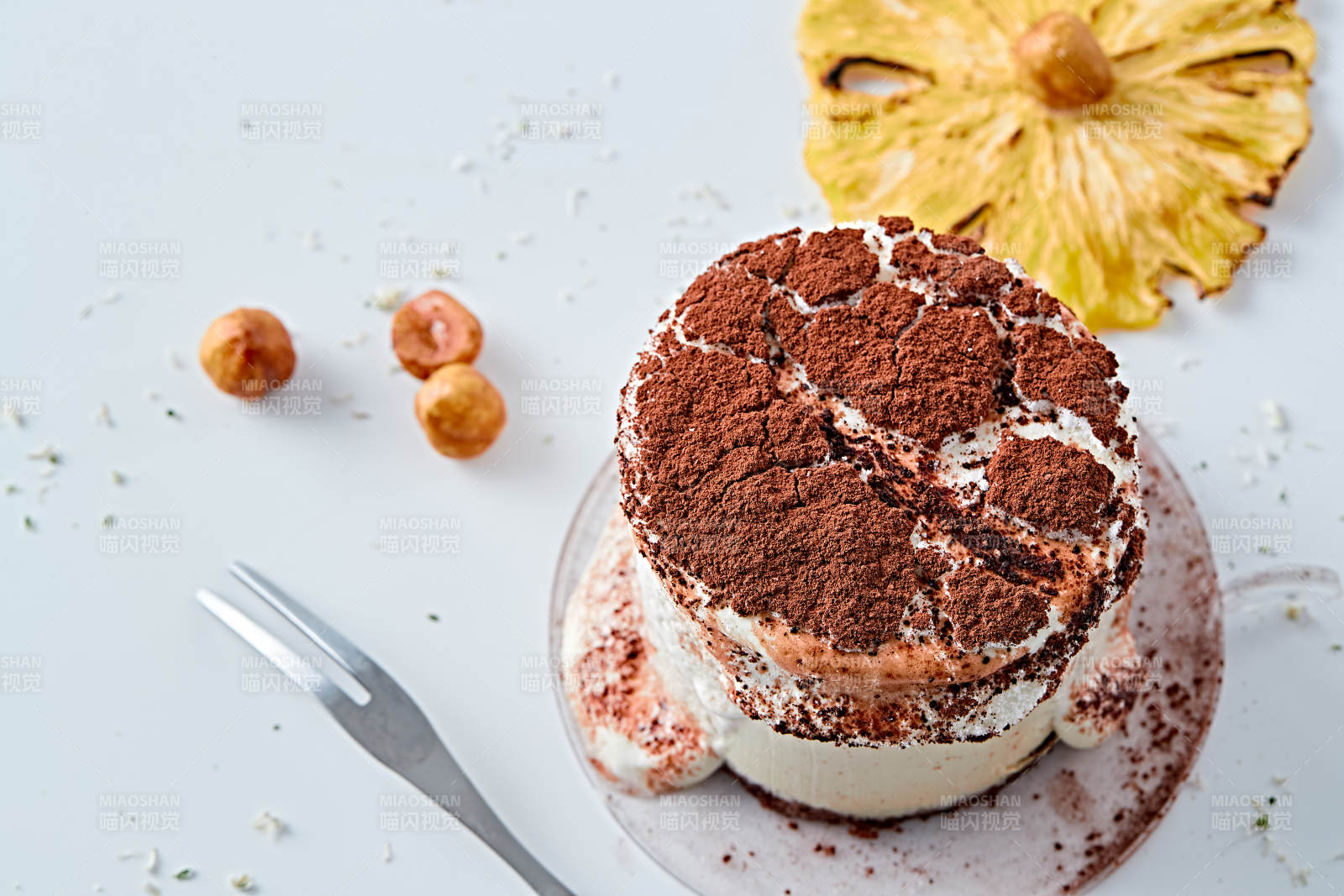 可可撒粉焦糖鲜奶酪布丁-摄影图