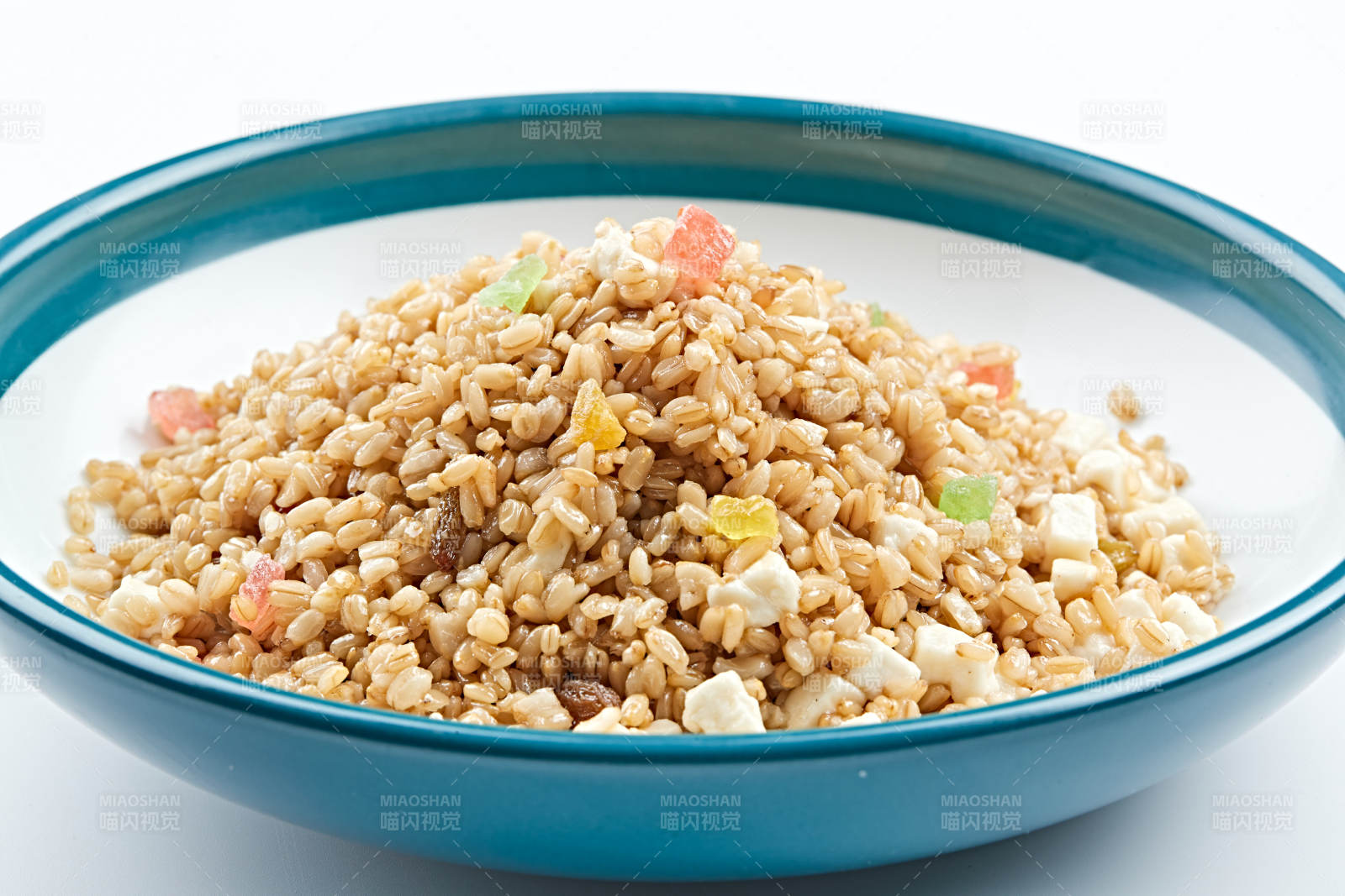 精美餐具装的粗粮燕麦米炒饭