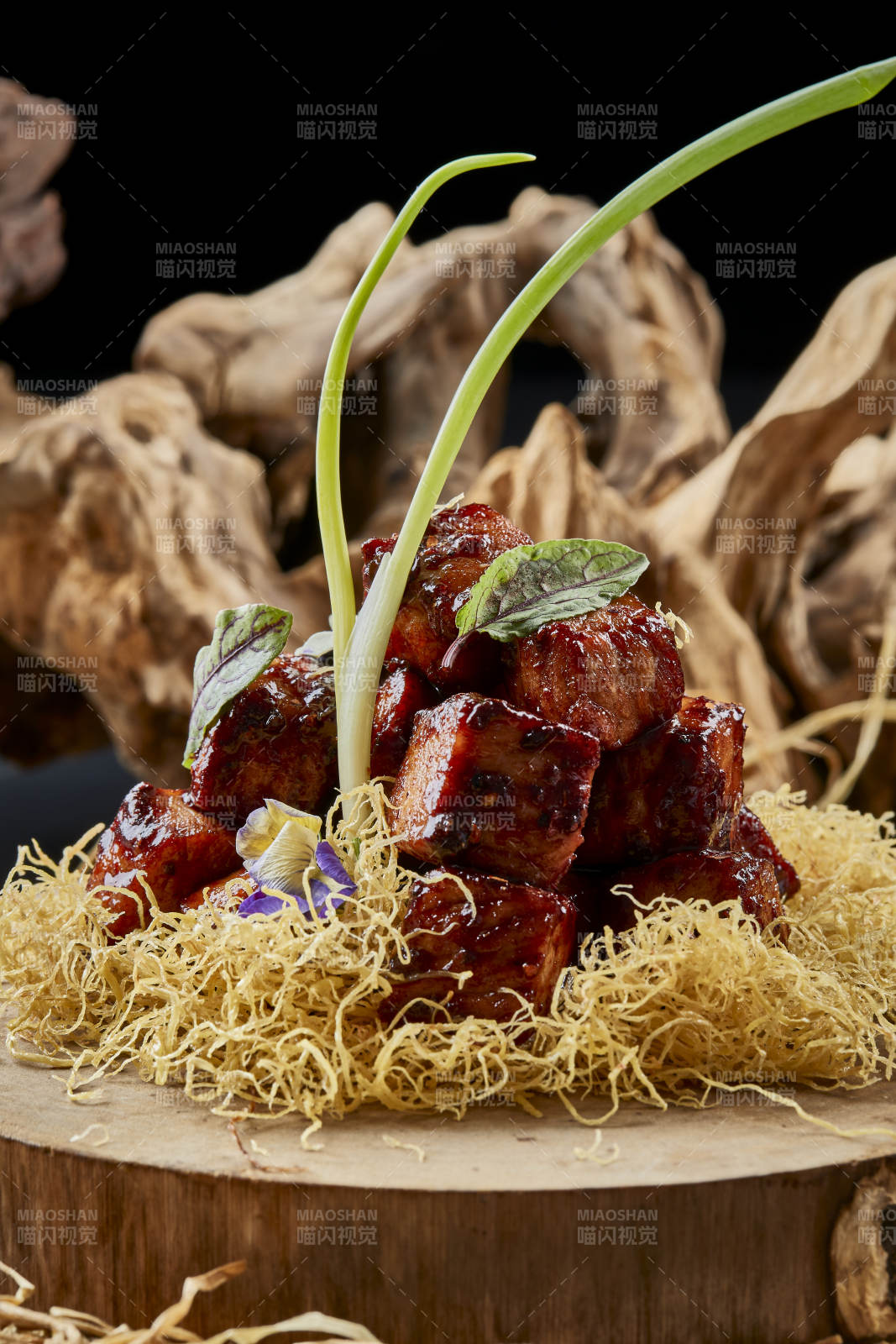 樟木砧板上的醬燒嫩牛方肉