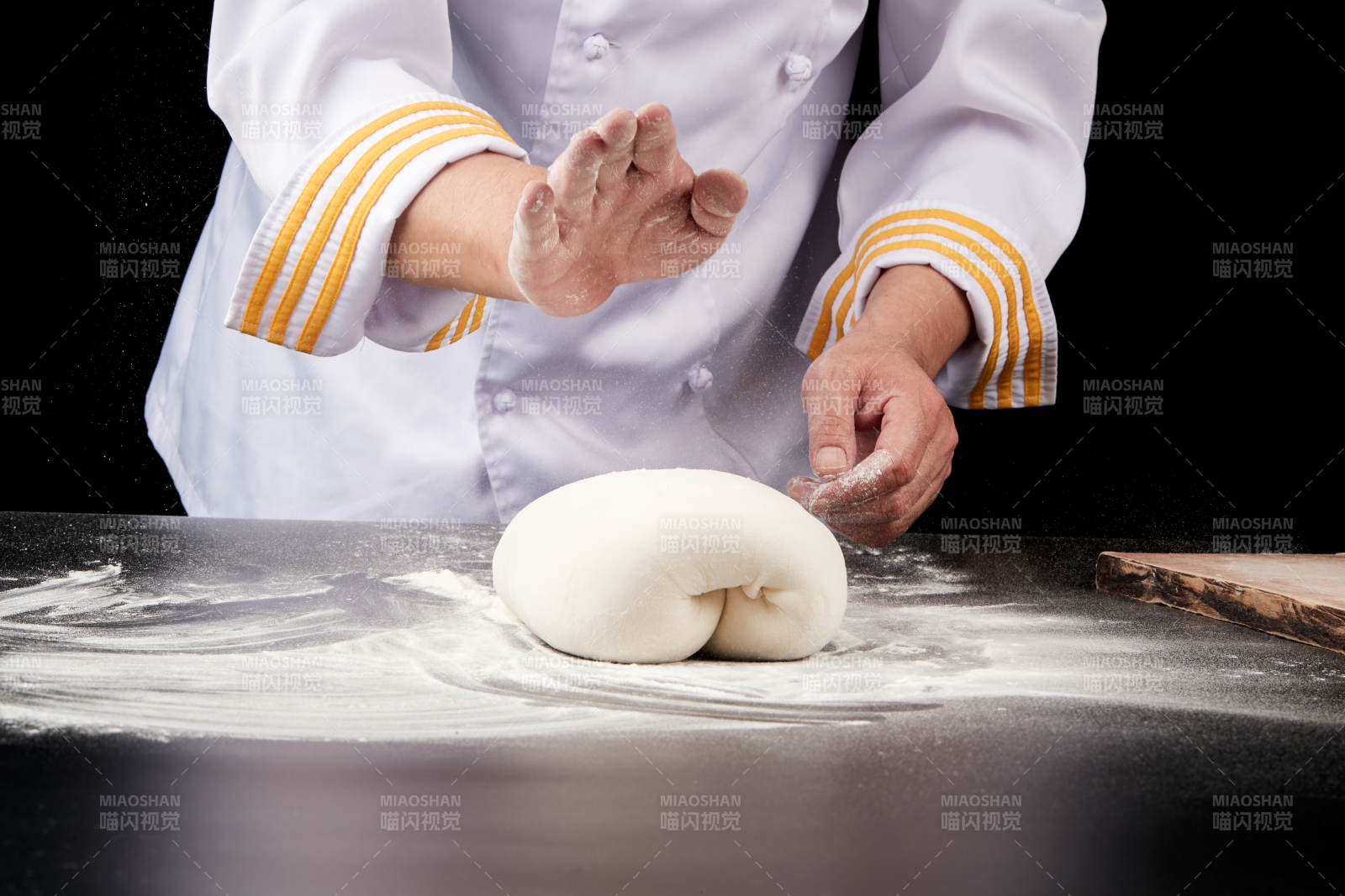 技艺精湛的山西刀削面师在展示刀削面制作