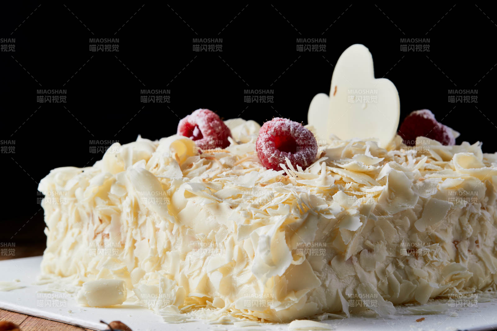 草莓白巧克力榴莲慕斯生日蛋糕