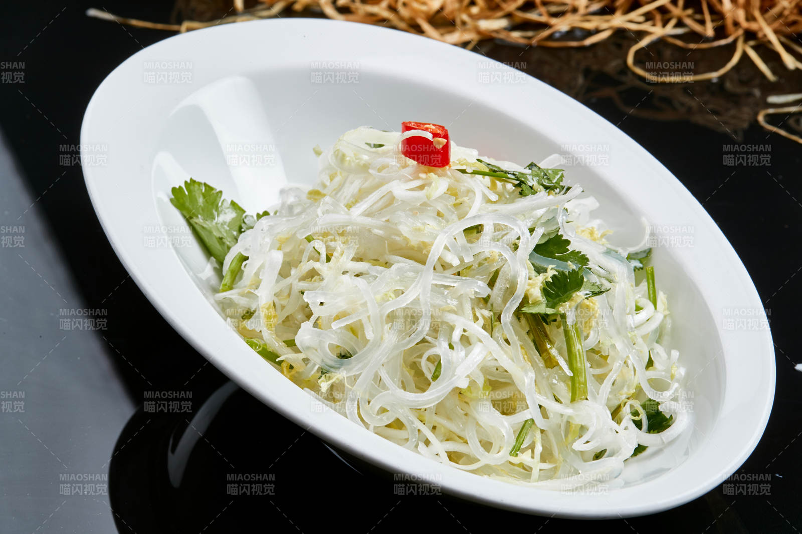 白色瓷盘装的凉拌粉丝豆芽-摄影图