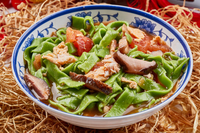 精美瓷餐具装的腊肉菠菜面