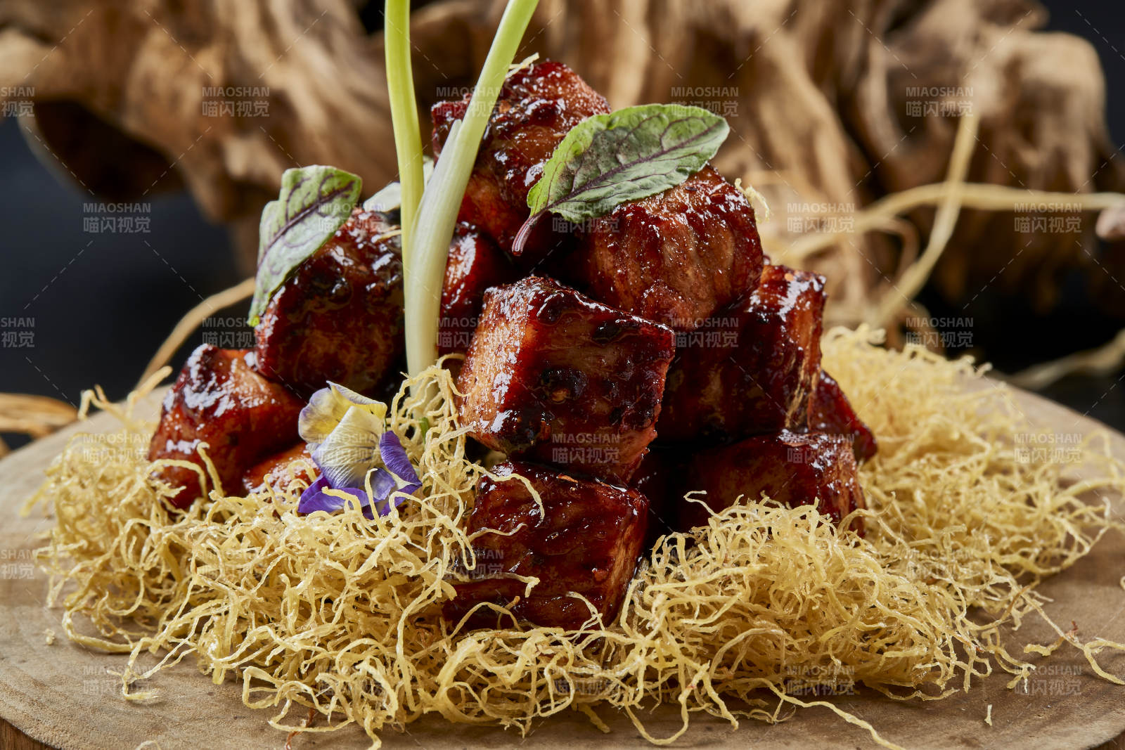 樟木砧板上的醬燒嫩牛方肉