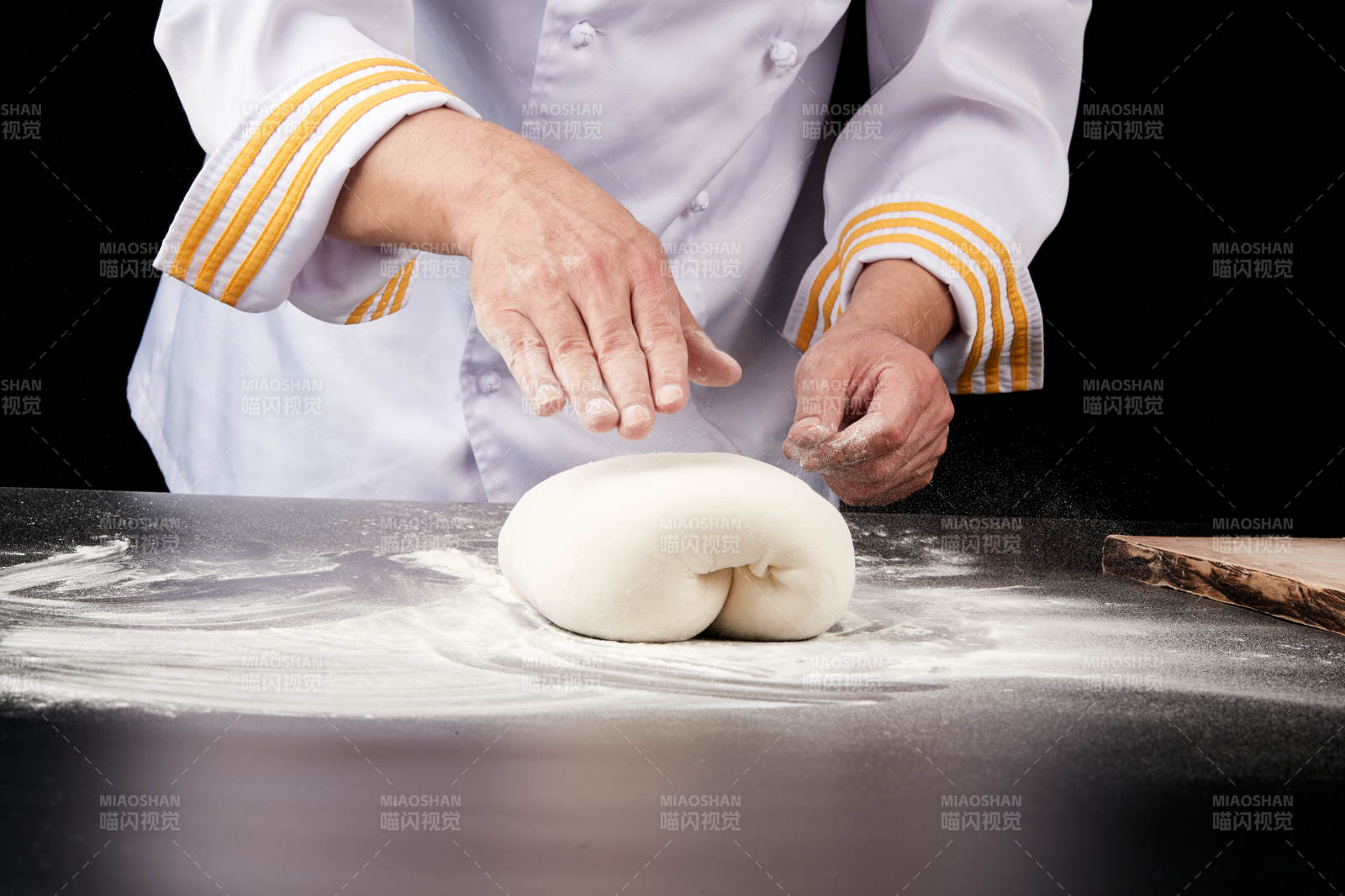 技艺精湛的山西刀削面师在展示刀削面制作