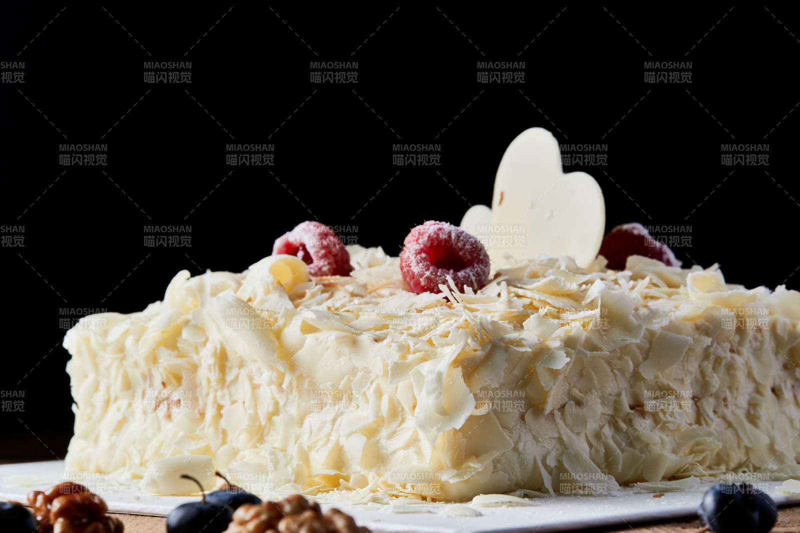 草莓白巧克力榴莲慕斯生日蛋糕