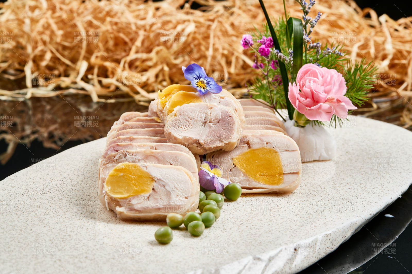 精美餐具装的鸡胸肉压咸蛋黄切片