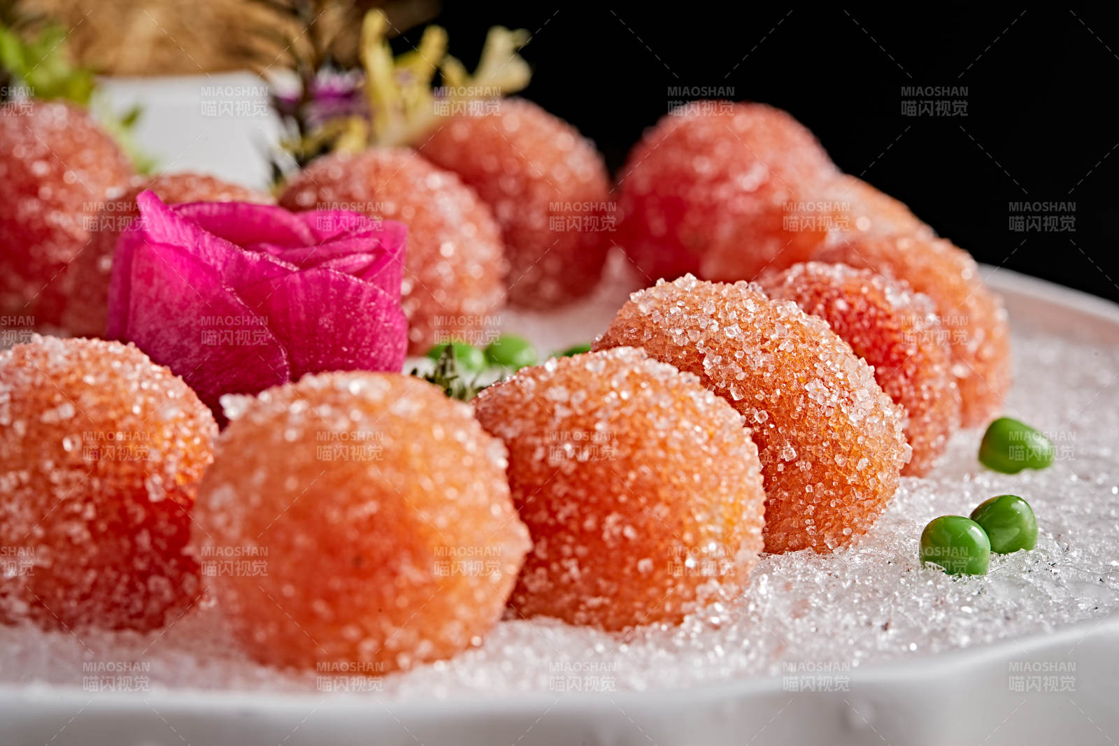 布满碎冰的餐具装的QQ糖衣冰冻圣女果