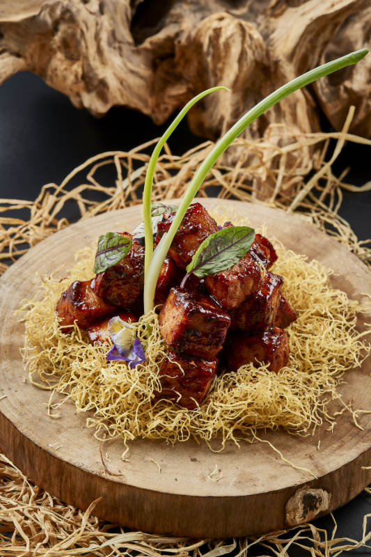 樟木砧板上的醬燒嫩牛方肉