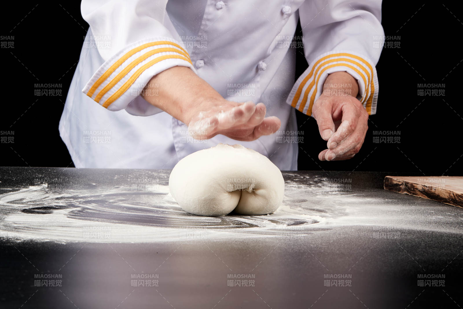 技艺精湛的山西刀削面师在展示刀削面制作