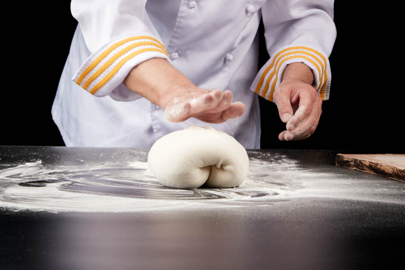 技艺精湛的山西刀削面师在展示刀削面制作