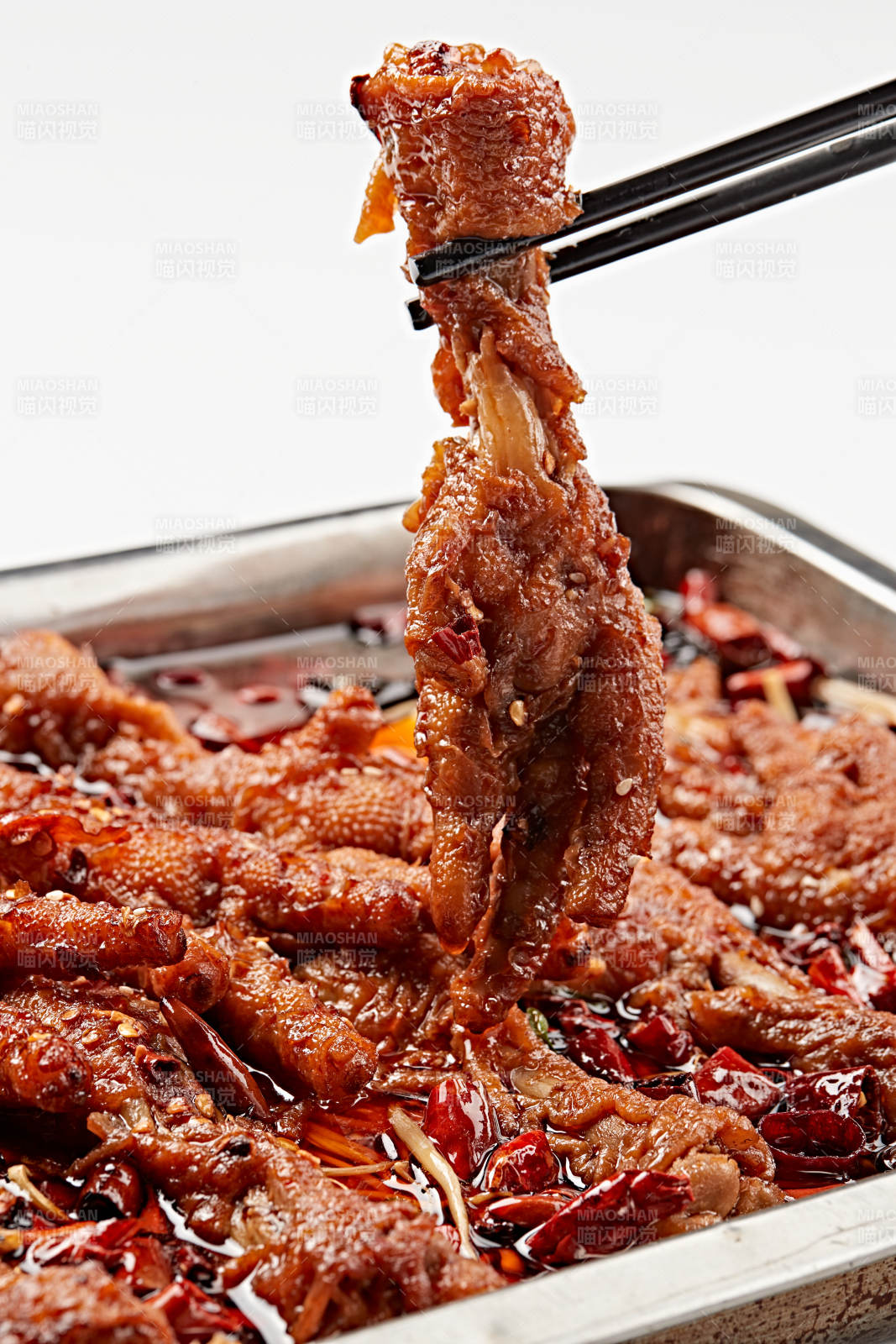 不锈钢盘装的川味红油香辣凤爪