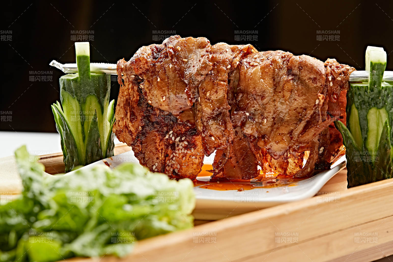 木质托盘装的饼卷晾干烤五花肉