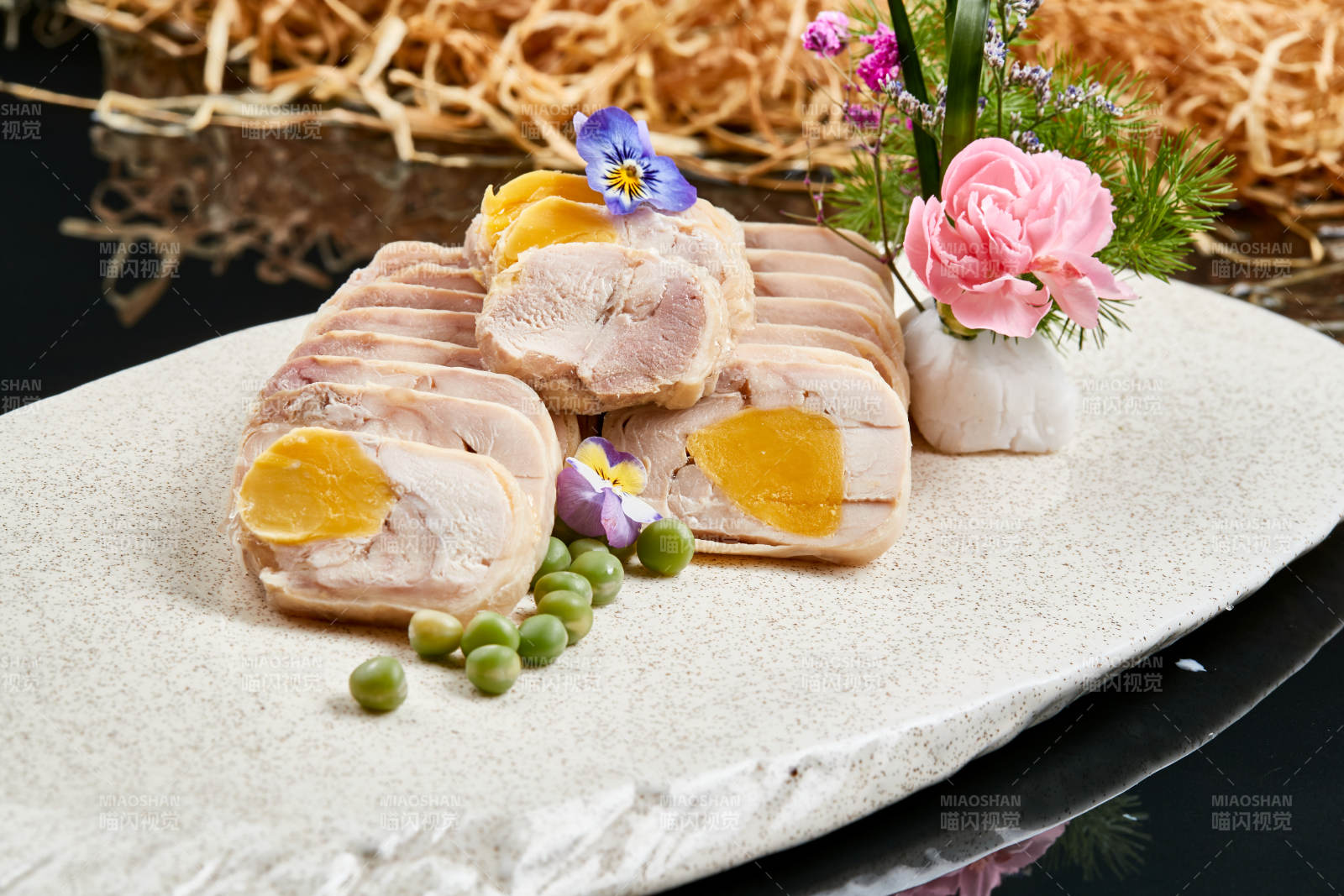 精美餐具装的鸡胸肉压咸蛋黄切片