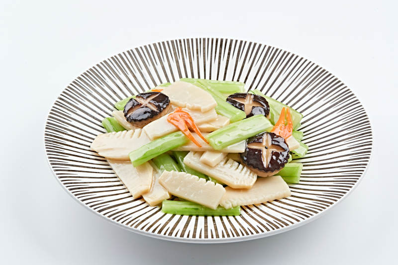 精美瓷餐具装的素食小炒