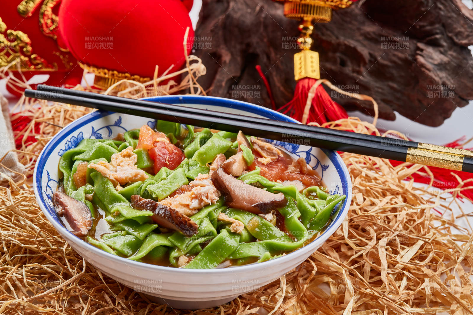 精美瓷餐具装的腊肉菠菜面