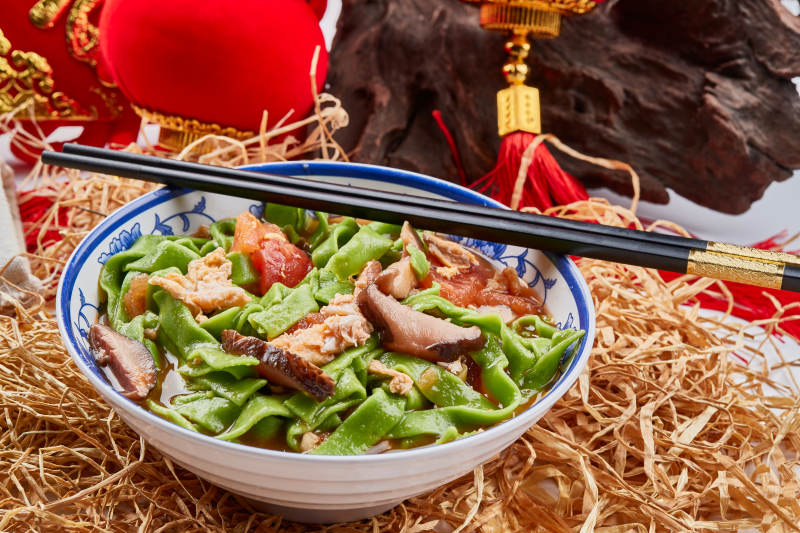 精美瓷餐具装的腊肉菠菜面