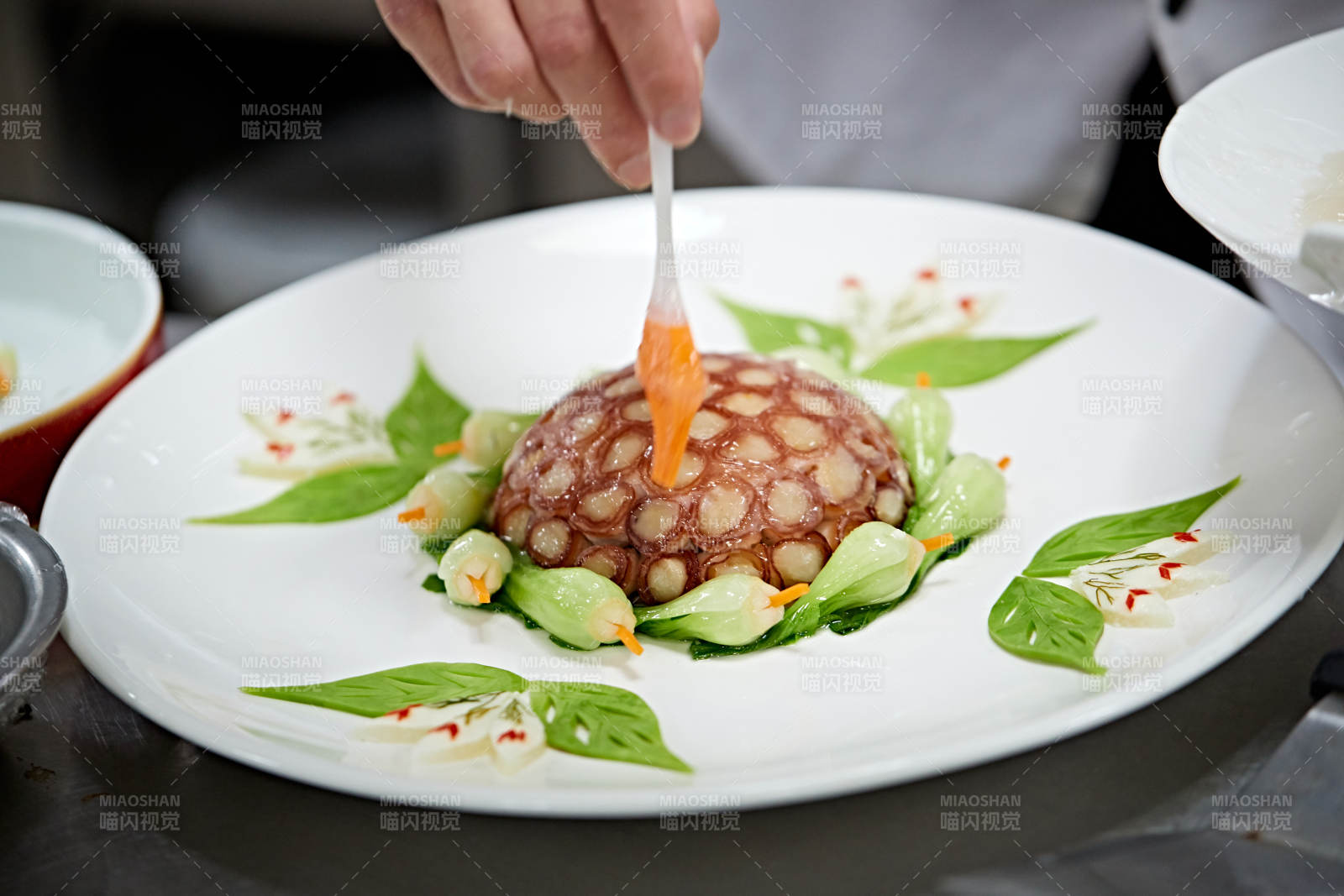 人与食物紧张忙碌的中餐厨房-摄影图