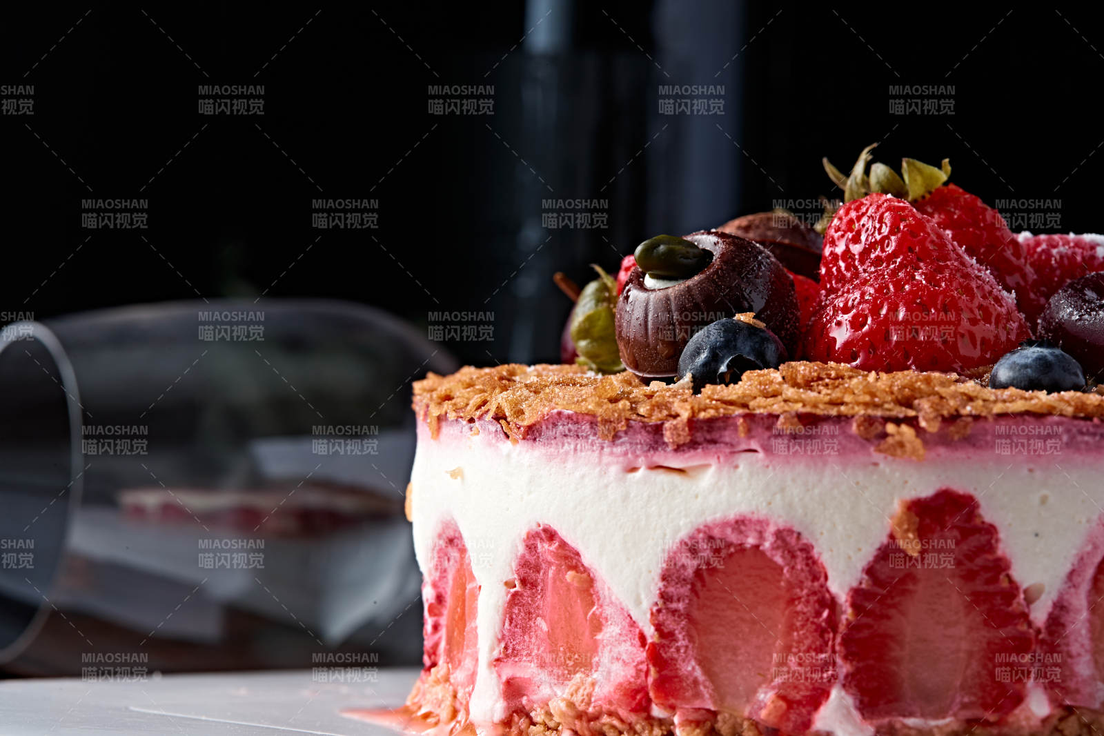 鮮水果點綴的鮮奶慕斯草莓烤堅果生日蛋糕