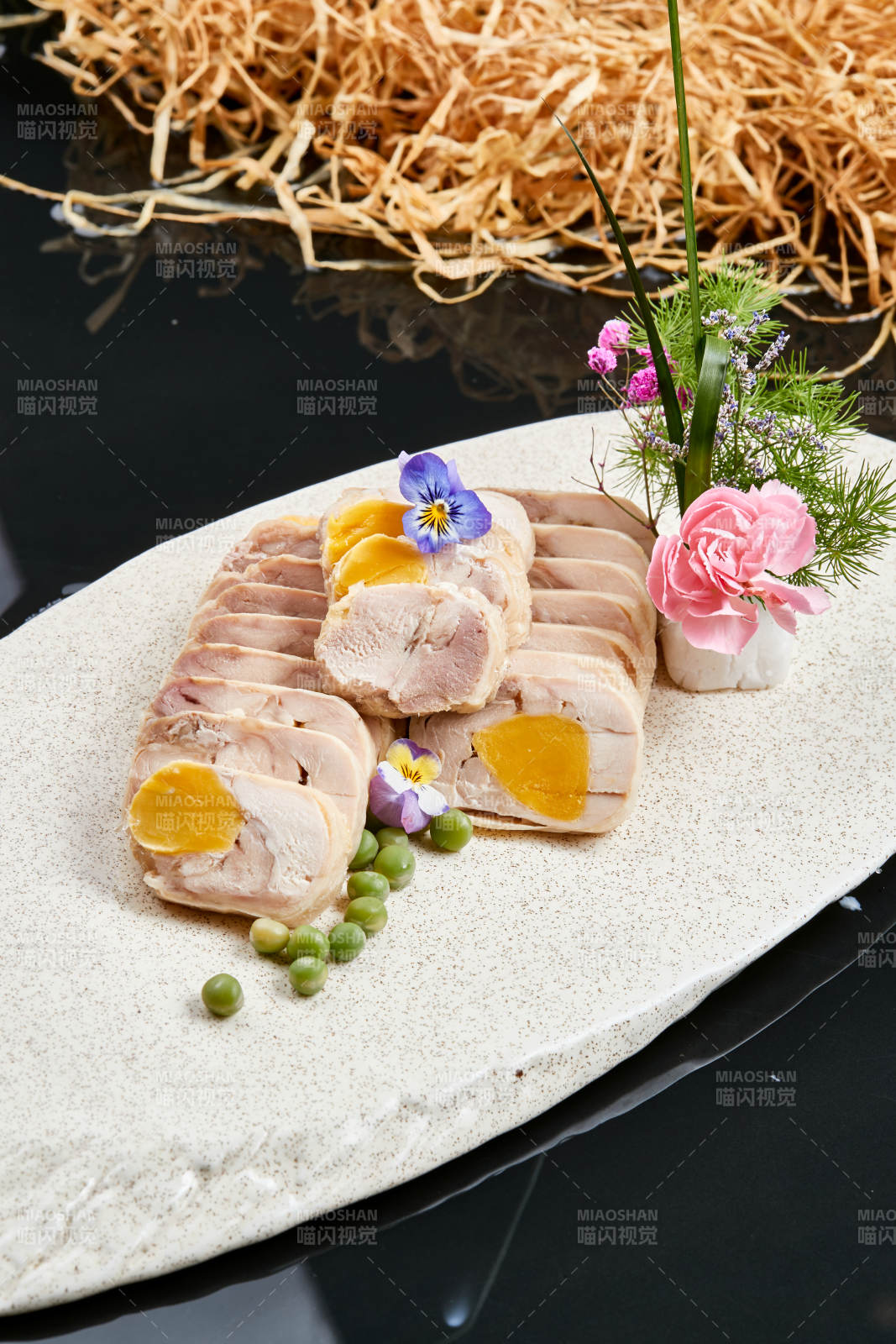 精美餐具装的鸡胸肉压咸蛋黄切片