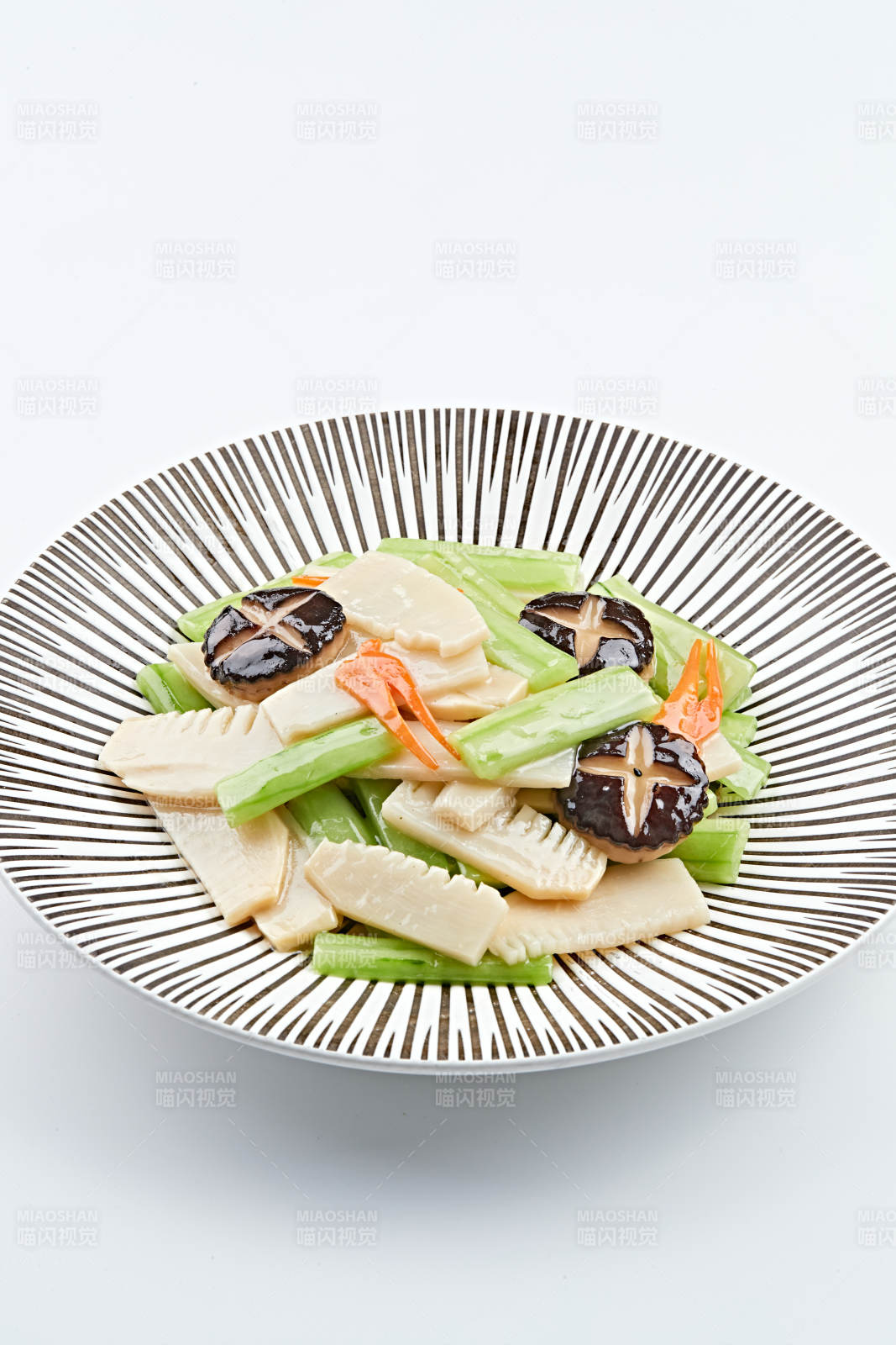 精美瓷餐具装的素食小炒