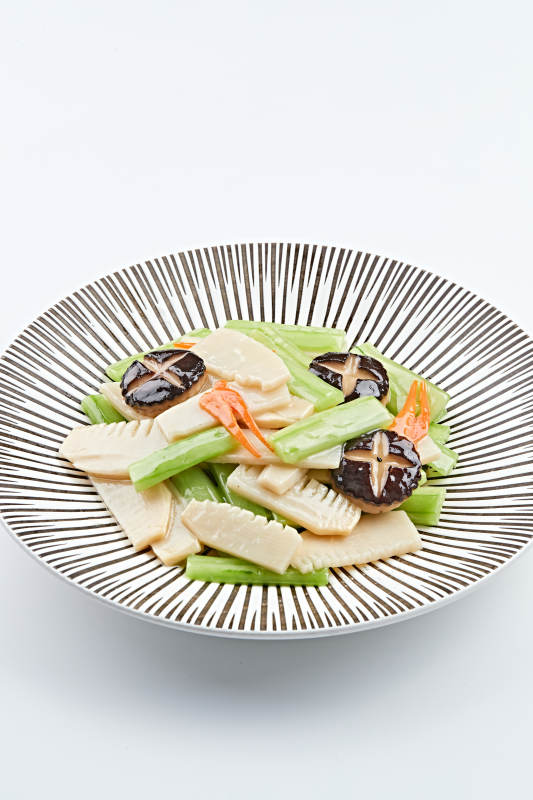 精美瓷餐具装的素食小炒