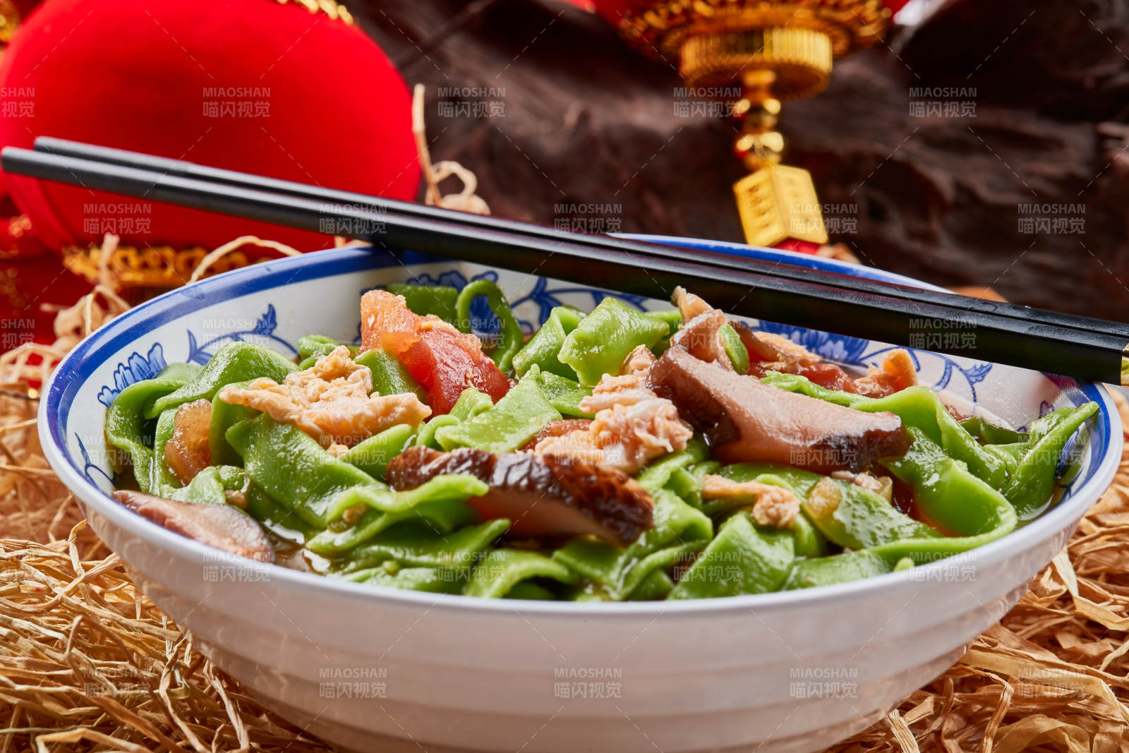 精美瓷餐具装的腊肉菠菜面