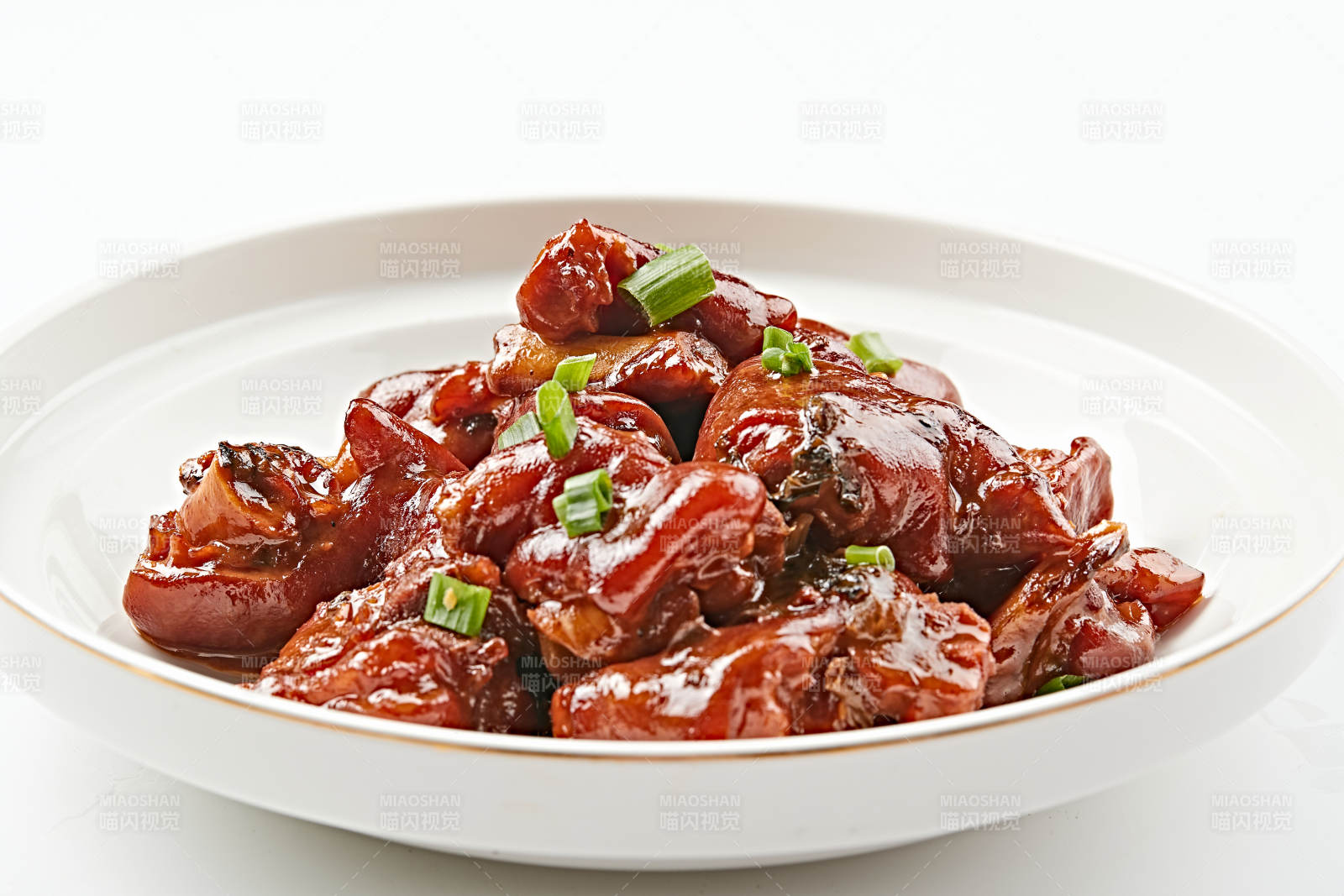 白色瓷盘装的酱香红烧猪蹄块