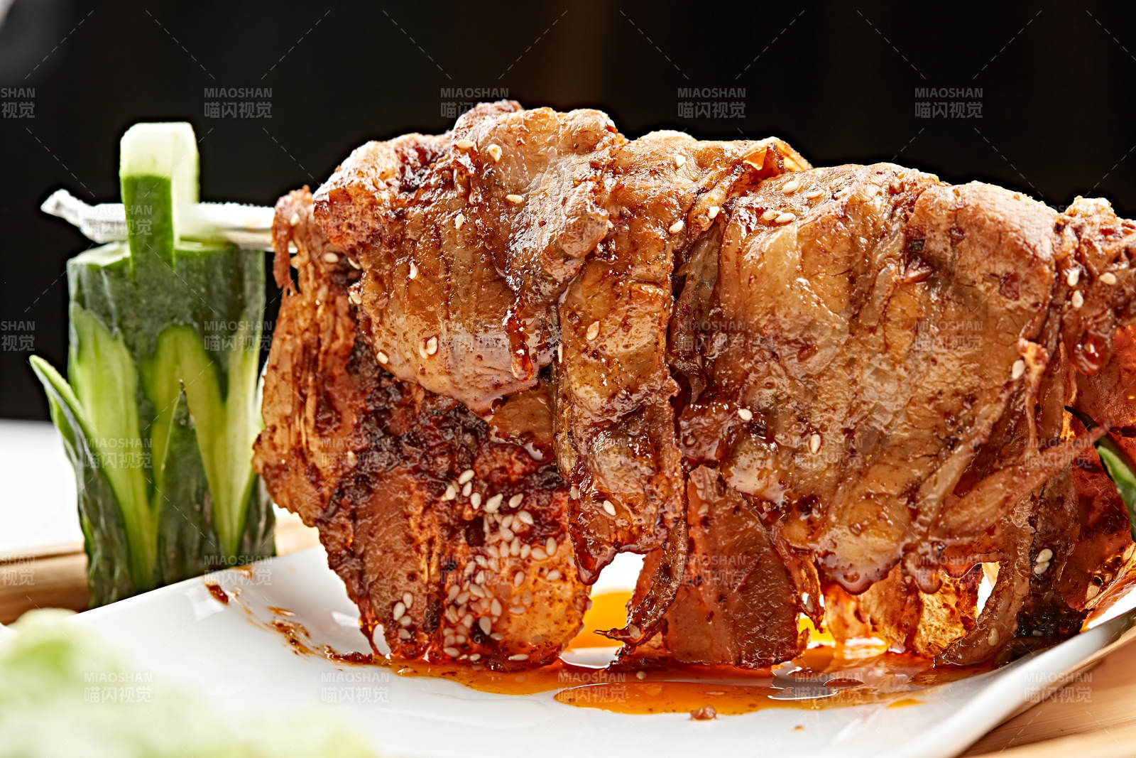 木质托盘装的饼卷晾干烤五花肉