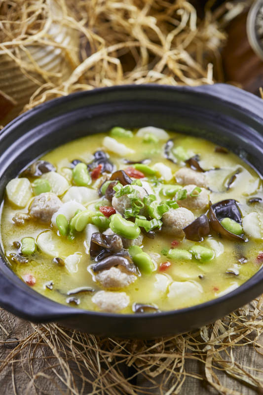 黑色砂锅装的鲜鸡汤芸豆杂菌煲