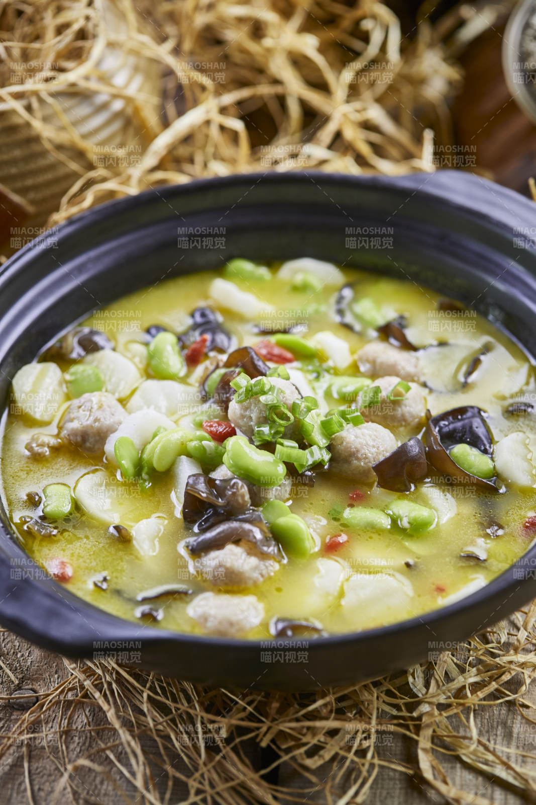 黑色砂锅装的鲜鸡汤芸豆杂菌煲