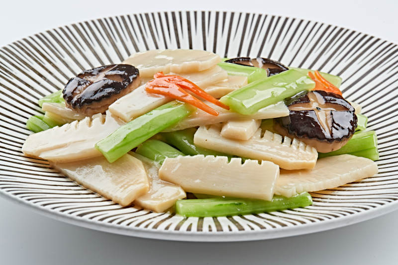 精美瓷餐具装的素食小炒