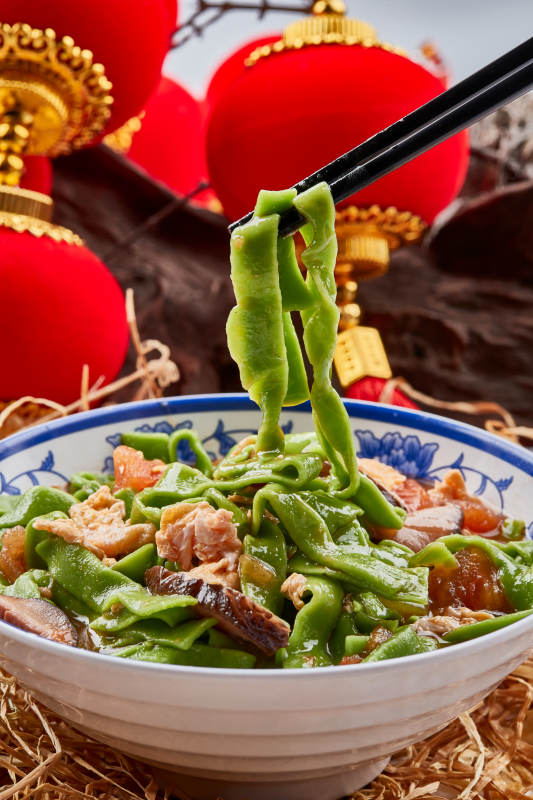 精美瓷餐具装的腊肉菠菜面