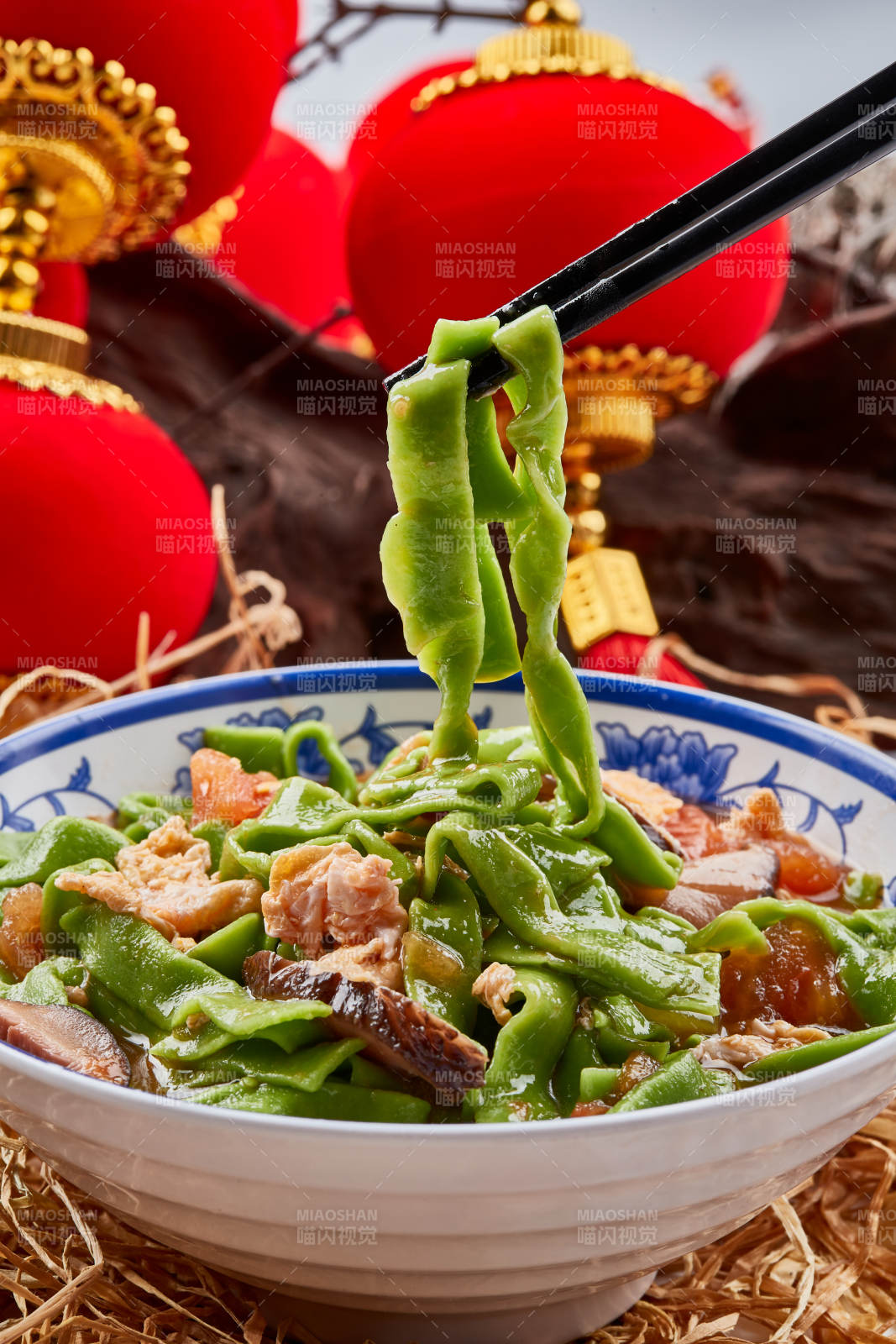 精美瓷餐具装的腊肉菠菜面