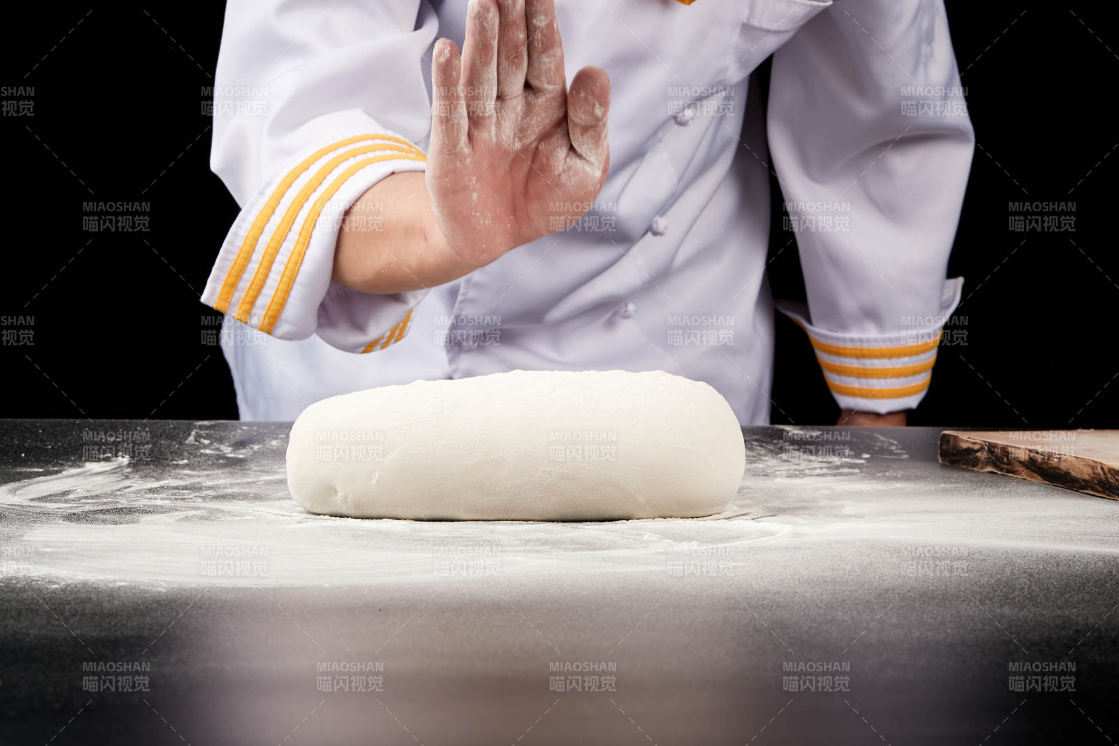 技艺精湛的山西刀削面师在展示刀削面制作