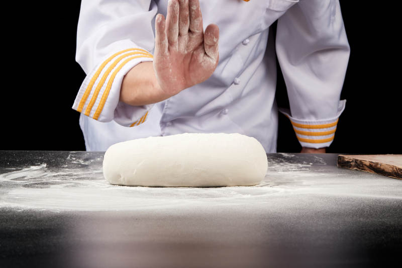 技艺精湛的山西刀削面师在展示刀削面制作