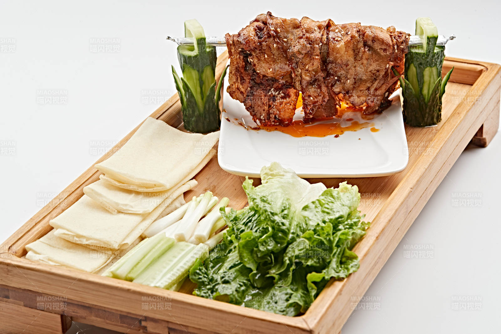 木质托盘装的饼卷晾干烤五花肉