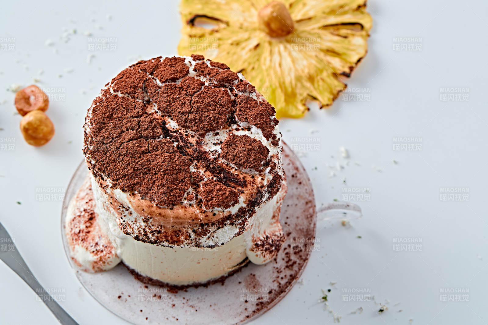 可可撒粉焦糖鲜奶酪布丁-摄影图