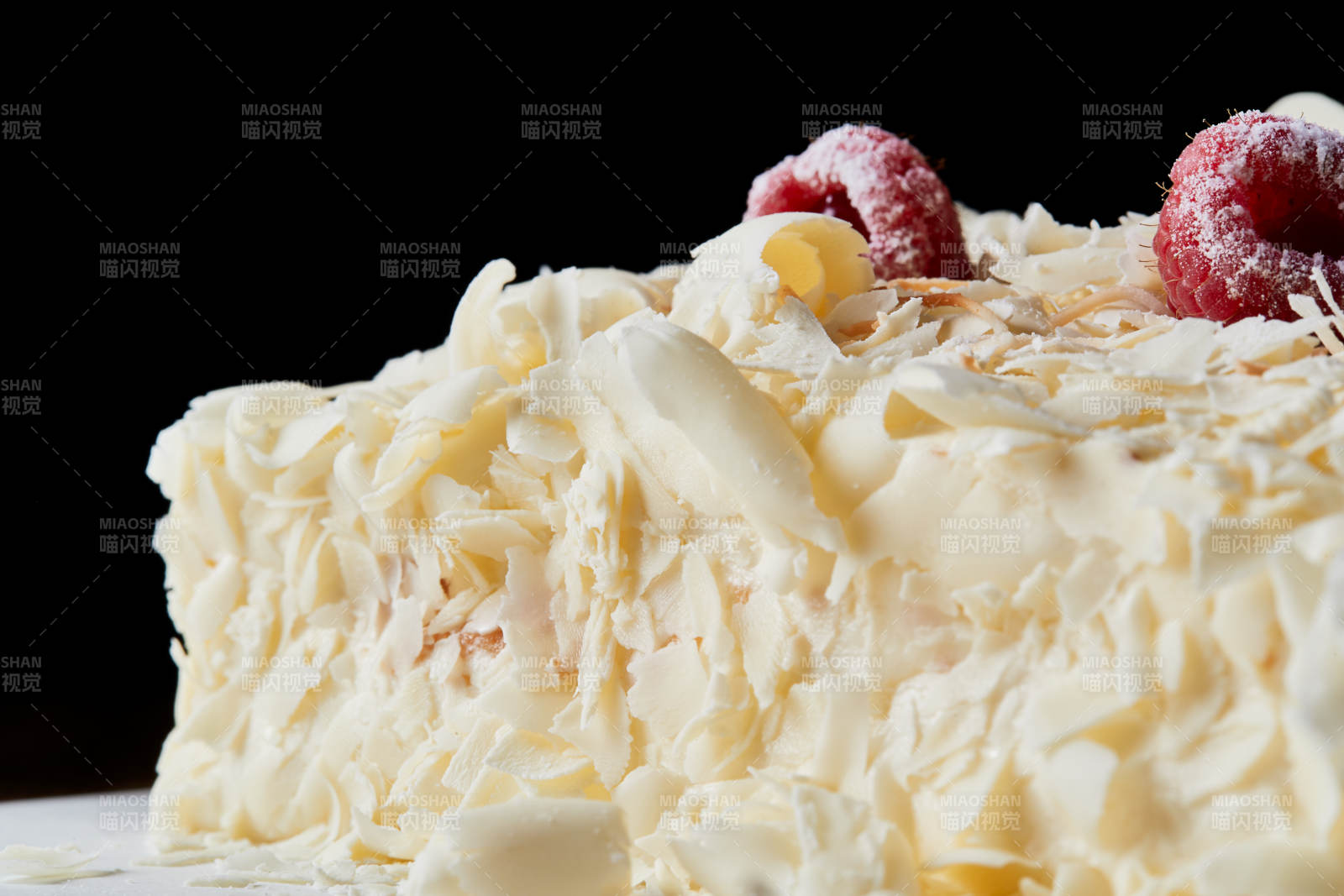 草莓白巧克力榴莲慕斯生日蛋糕