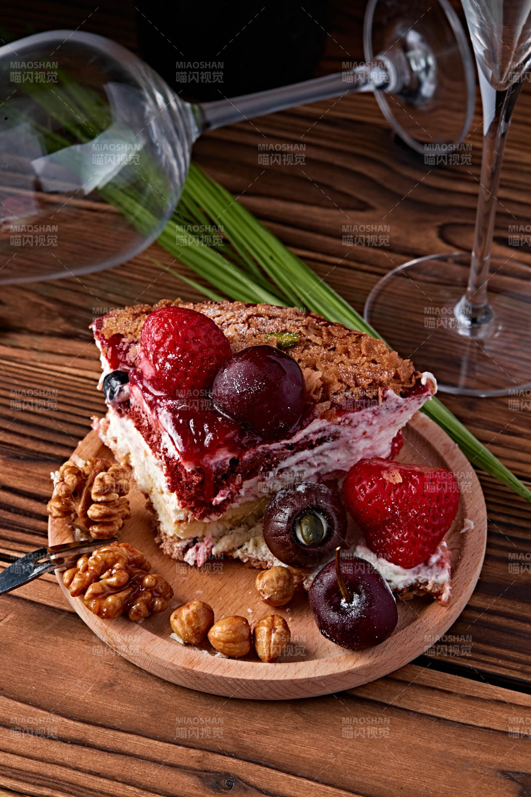 鲜水果点缀的鲜奶慕斯草莓烤坚果生日蛋糕