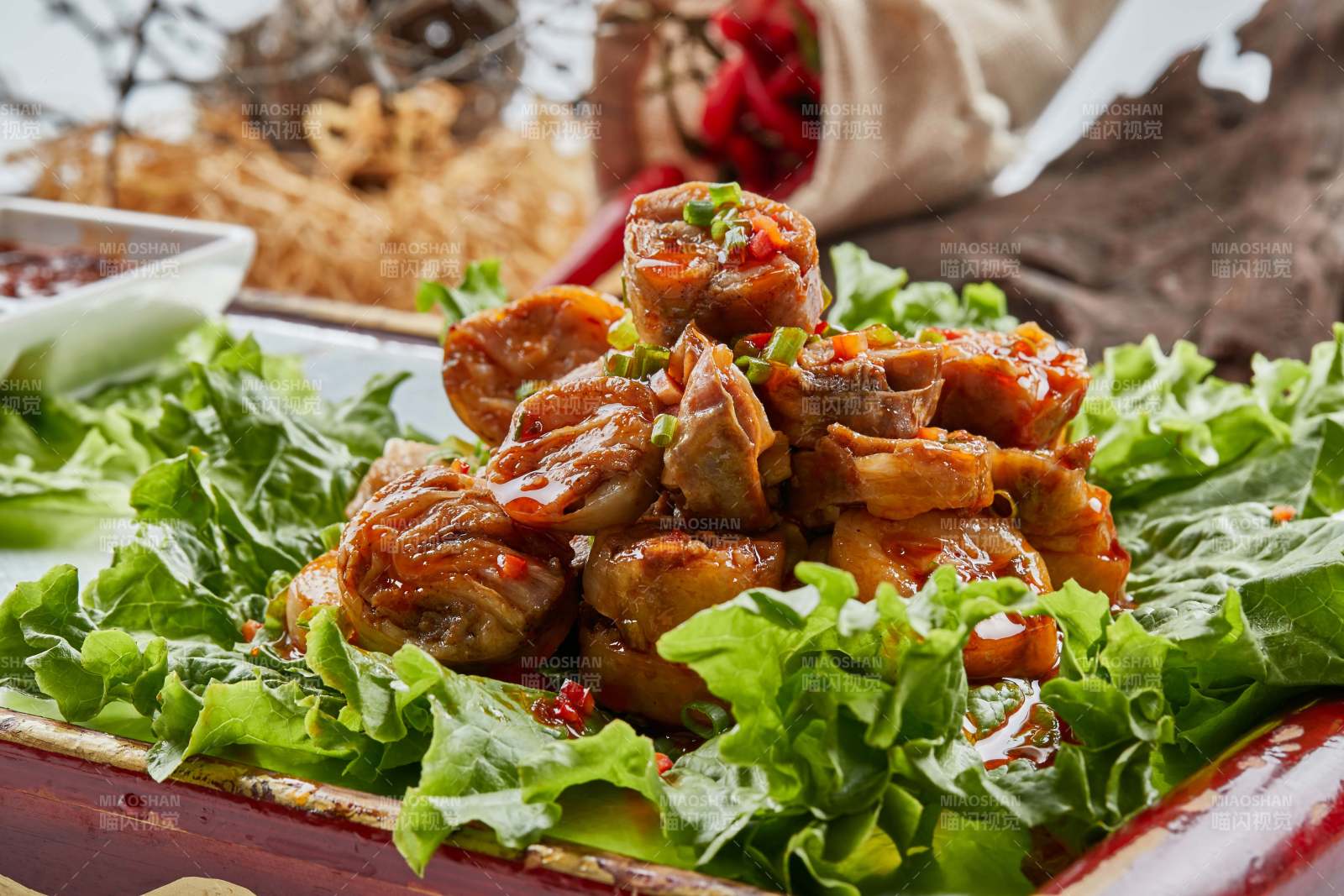 木质托盘装的美味蒙餐香辣灌肉肠