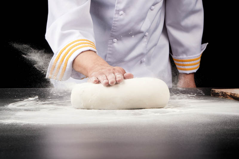 技艺精湛的山西刀削面师在展示刀削面制作