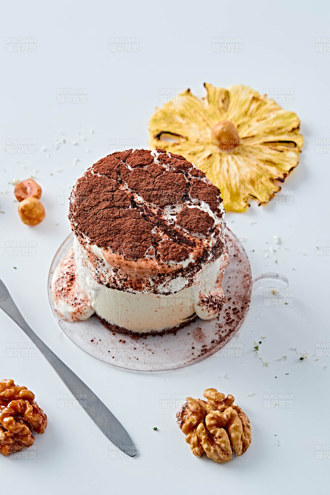可可撒粉焦糖鲜奶酪布丁-摄影图