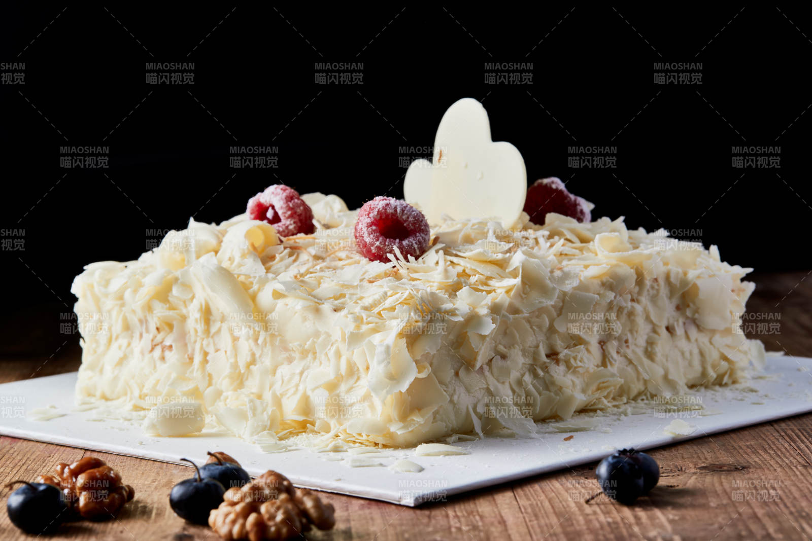 草莓白巧克力榴莲慕斯生日蛋糕