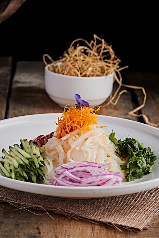 白色瓷盘装的东北风味拌肚丝