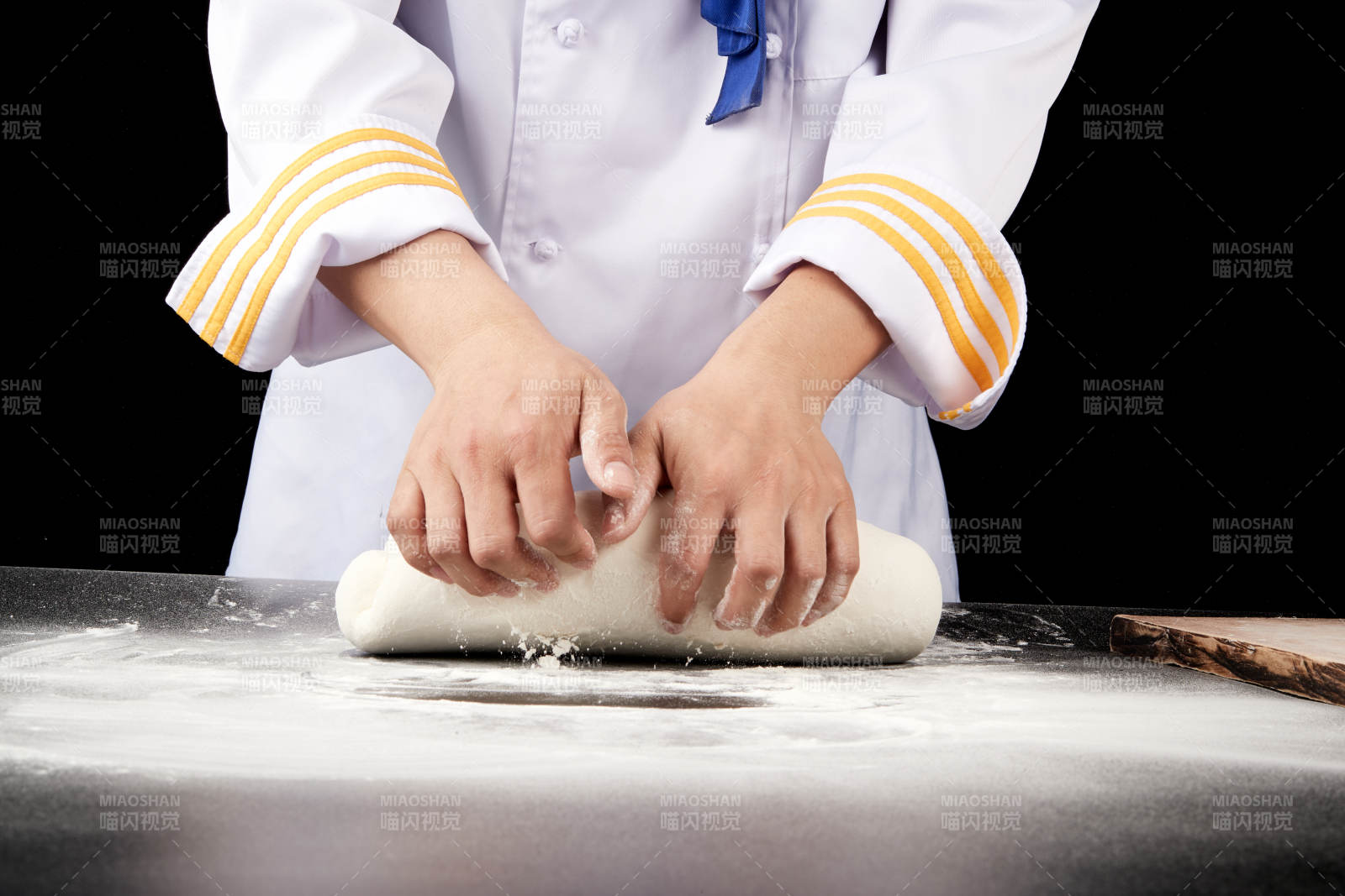 技艺精湛的山西刀削面师在展示刀削面制作