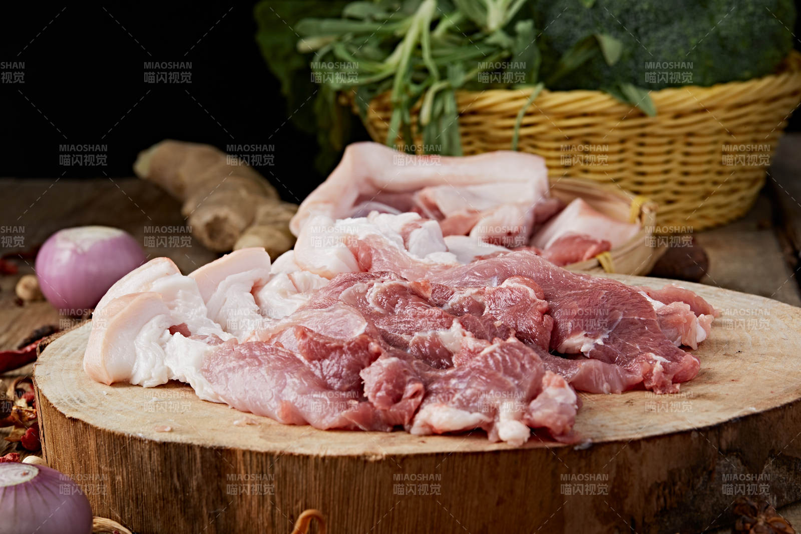 检疫合格的屠宰生鲜猪肉-摄影图