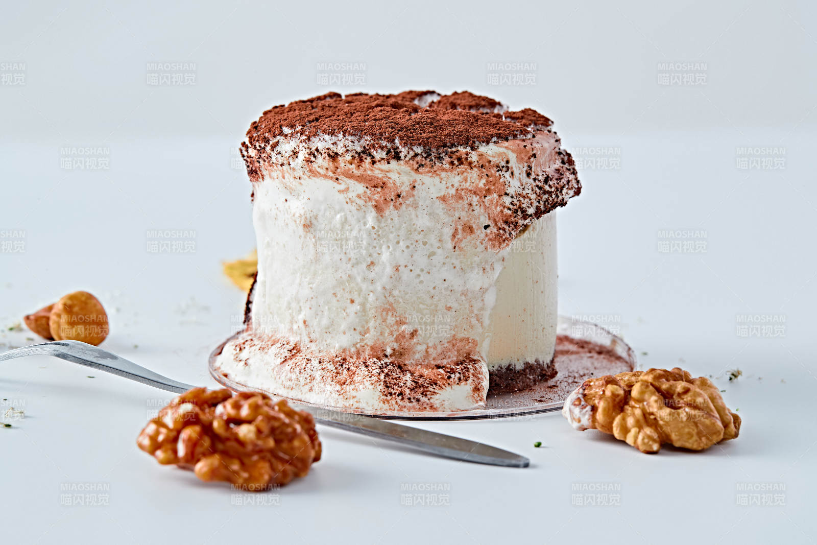 可可撒粉焦糖鲜奶酪布丁-摄影图