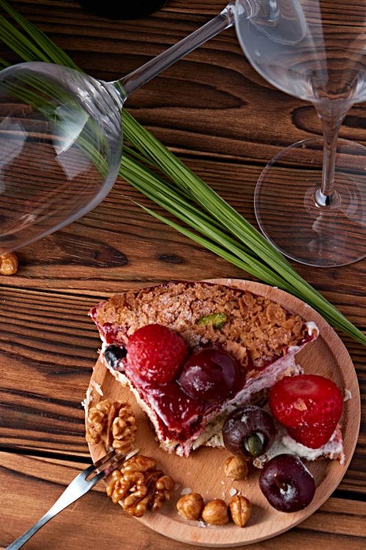 鲜水果点缀的鲜奶慕斯草莓烤坚果生日蛋糕